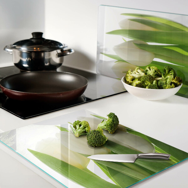 Planche à découper verre Tulipes sur fond de feuilles vertes