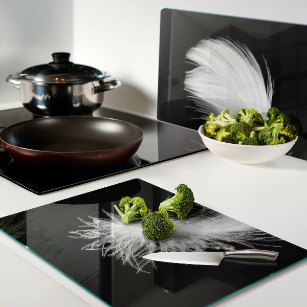Planche à découper en verre Plume sur fond noir