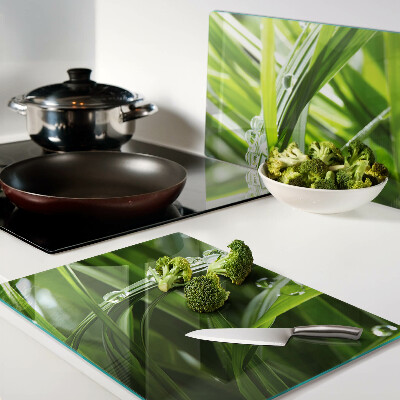Planche à découper en verre Gouttes d'eau sur l'herbe