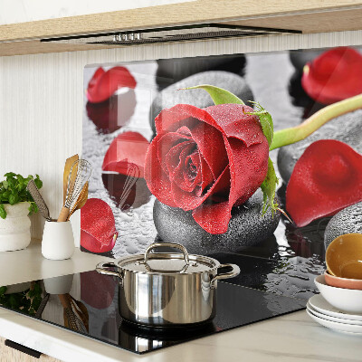 Planche à découper verre Rose sur pierres avec gouttes d'eau