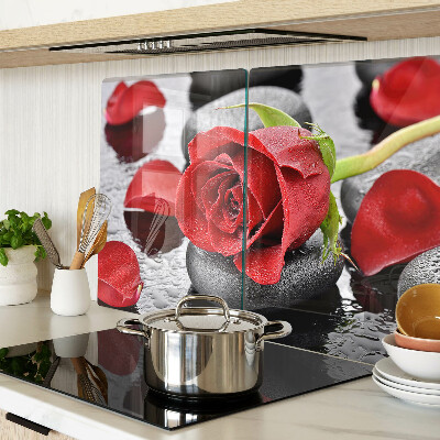 Planche à découper verre Rose sur pierres avec gouttes d'eau
