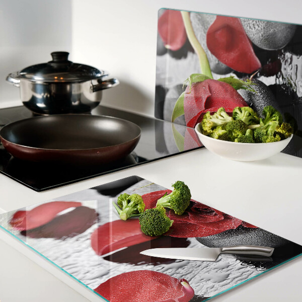 Planche à découper verre Rose sur pierres avec gouttes d'eau