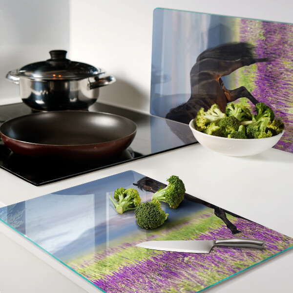 Planche à découper en verre Un cheval sur un fond de fleurs violettes