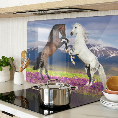 Planche à découper verre Chevaux sur fond de montagnes et de fleurs