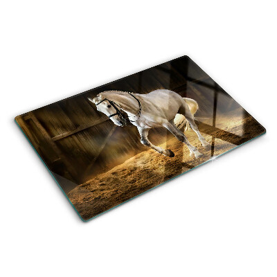 Planche à découper en verre Un cheval en mouvement dans l'écurie