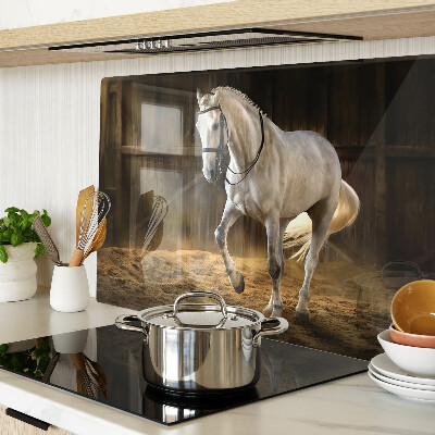 Planche à découper en verre Un cheval en mouvement dans l'écurie
