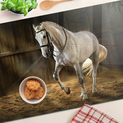 Planche à découper en verre Un cheval en mouvement dans l'écurie