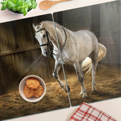 Planche à découper en verre Un cheval en mouvement dans l'écurie
