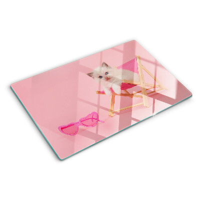 Planche à découper verre Un chaton sur une chaise longue sur fond rose
