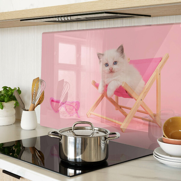 Planche à découper verre Un chaton sur une chaise longue sur fond rose