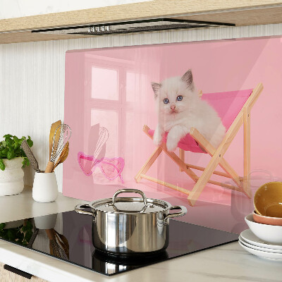 Planche à découper verre Un chaton sur une chaise longue sur fond rose