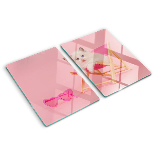 Planche à découper verre Un chaton sur une chaise longue sur fond rose
