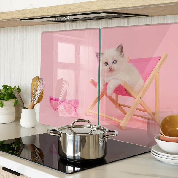 Planche à découper verre Un chaton sur une chaise longue sur fond rose