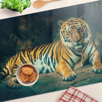 Planche à découper verre Un tigre couché sur les rochers