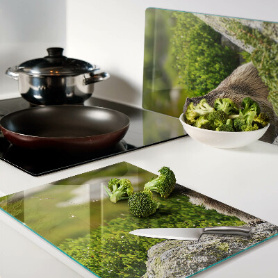 Planche à découper en verre Marmotte sur fond d'herbe verte