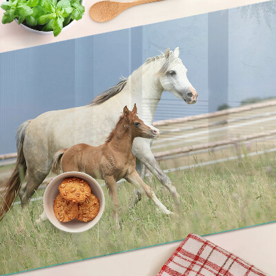 Planche à découper en verre Un cheval avec un poulain dans un pré