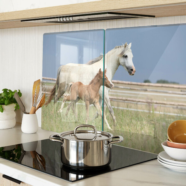 Planche à découper en verre Un cheval avec un poulain dans un pré