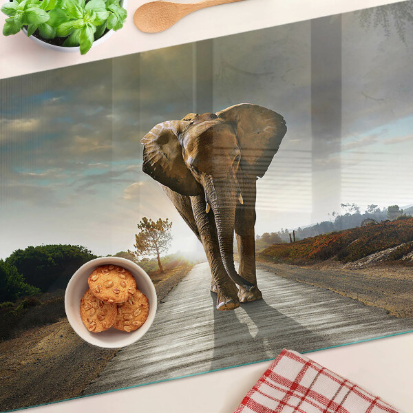 Planche à découper en verre Éléphant sur la route au coucher du soleil