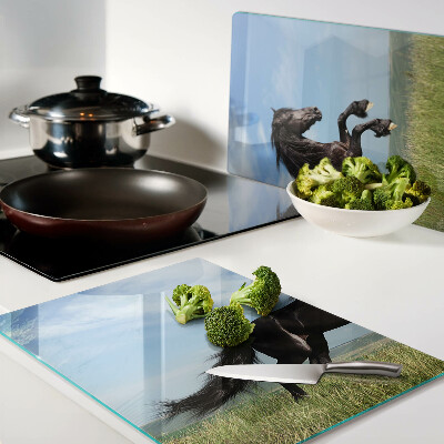 Planche à découper verre Cheval noir dans le pré