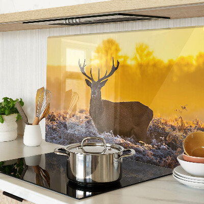 Planche à découper verre Un cerf sur fond de paysage matinal