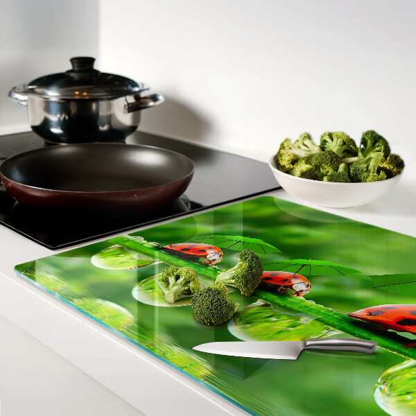 Planche à découper verre Coccinelles sur des feuilles avec des gouttes d'eau
