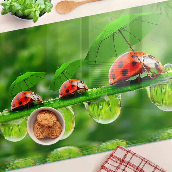 Planche à découper verre Coccinelles sur des feuilles avec des gouttes d'eau