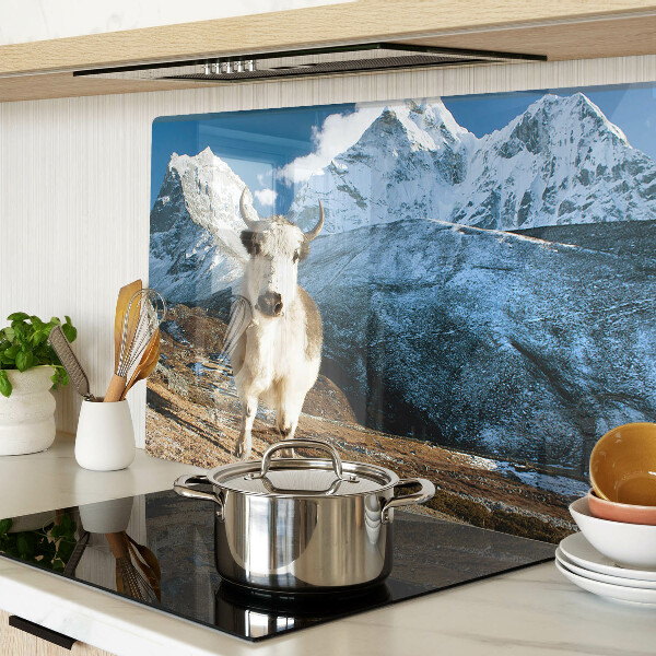 Planche à découper en verre Une vache dans les montagnes