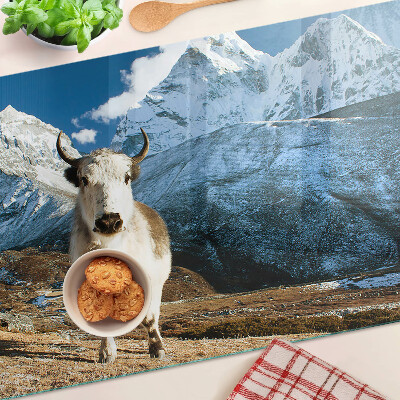 Planche à découper en verre Une vache dans les montagnes