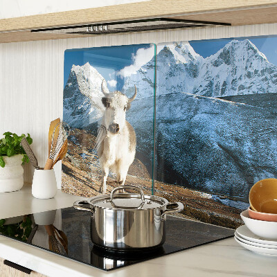 Planche à découper en verre Une vache dans les montagnes