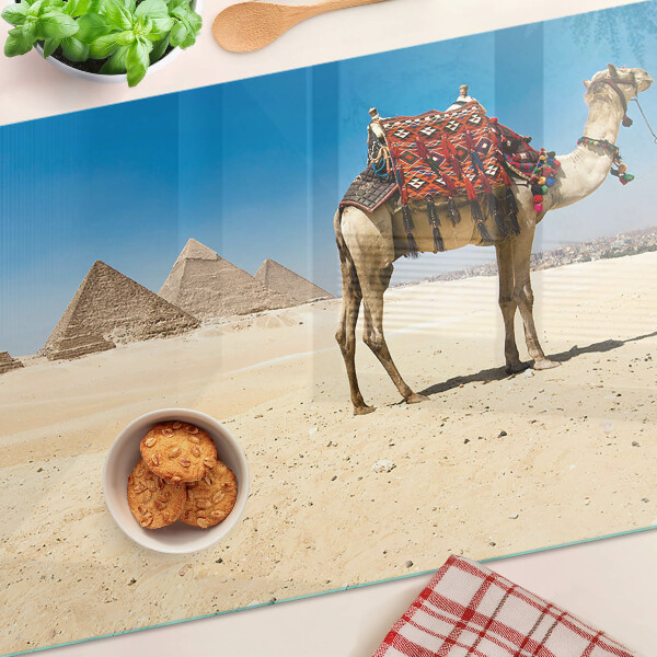 Planche à découper verre Pyramides et chameau dans le désert