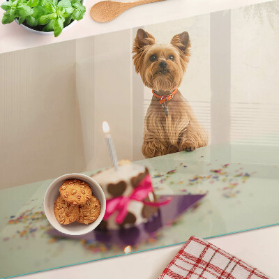 Planche à découper en verre Un chien à table avec un gâteau