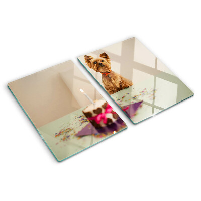 Planche à découper en verre Un chien à table avec un gâteau