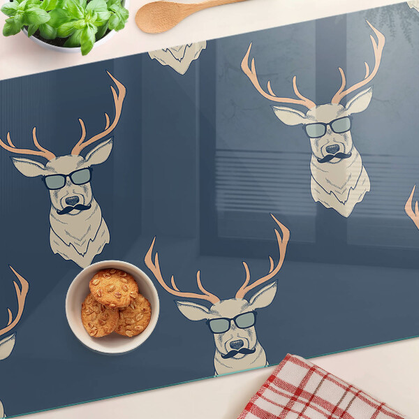 Planche à découper verre Renne avec des lunettes de soleil