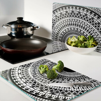 Planche à découper verre Mandala dans les tons de noir et blanc