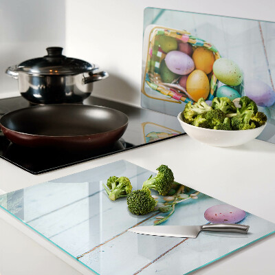 Planche à découper en verre Oeufs de Pâques colorés dans un panier