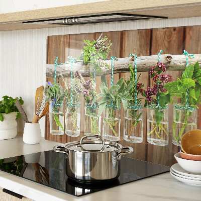 Planche à découper en verre Herbes en pots sur fond de bois