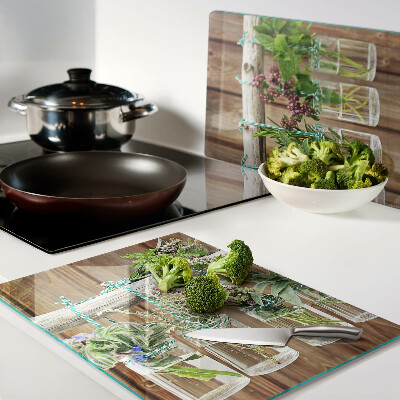 Planche à découper en verre Herbes en pots sur fond de bois