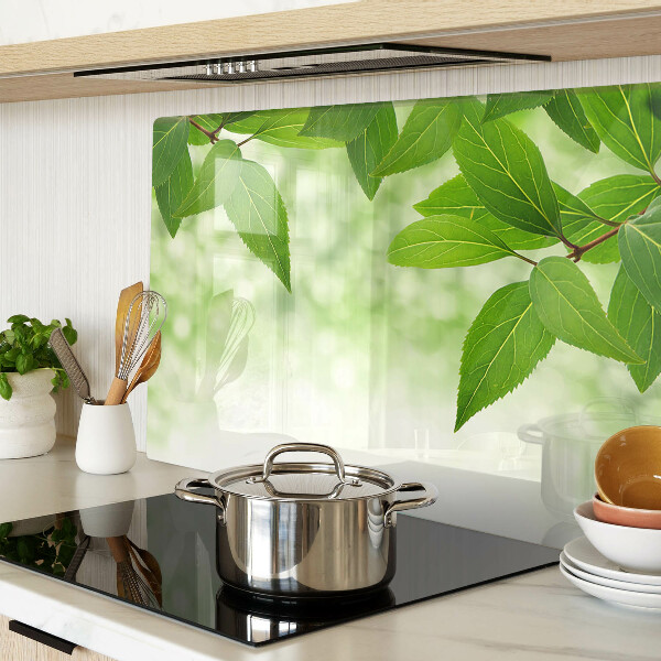 Planche à découper en verre Feuilles sur fond de verdure floue