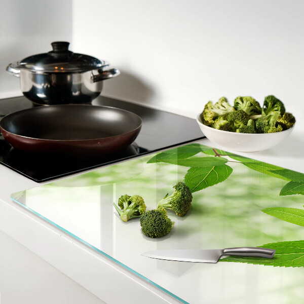 Planche à découper en verre Feuilles sur fond de verdure floue