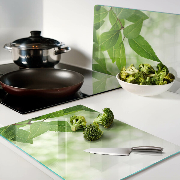 Planche à découper en verre Feuilles sur fond de verdure floue