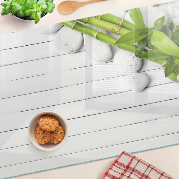 Planche à découper en verre Bambou et pierres sur fond de bois