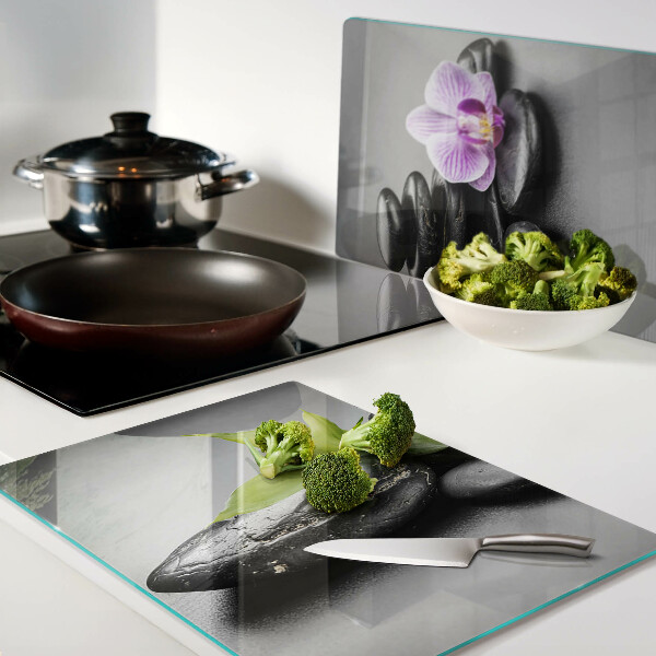 Planche à découper en verre Pierres et orchidées en arrière-plan