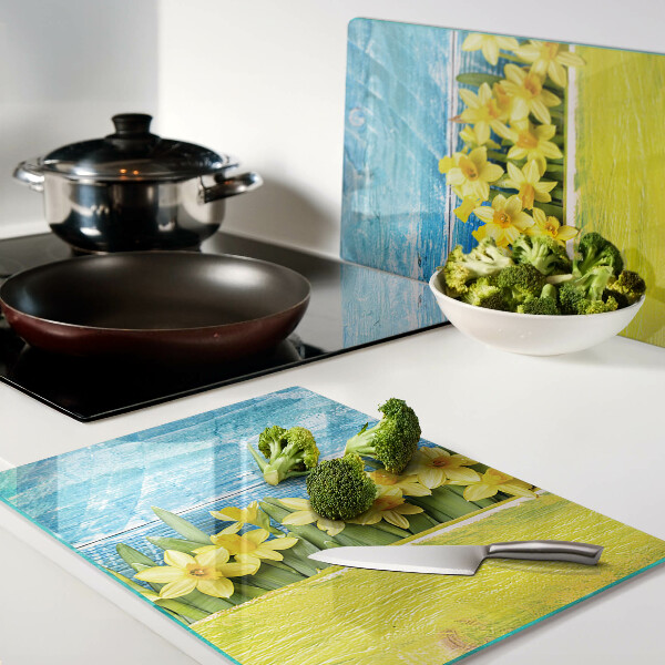 Planche à découper en verre Fleurs de jonquilles contre le ciel