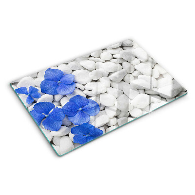Planche à découper en verre Fleurs bleues sur pierres blanches