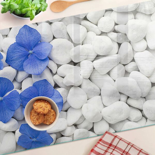 Planche à découper en verre Fleurs bleues sur pierres blanches