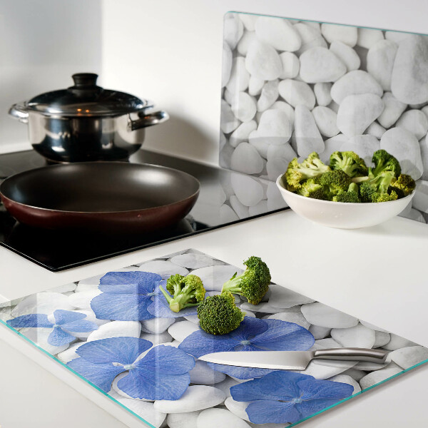 Planche à découper en verre Fleurs bleues sur pierres blanches