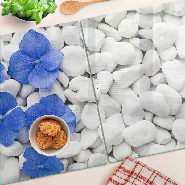 Planche à découper en verre Fleurs bleues sur pierres blanches