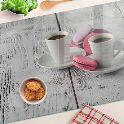 Planche à découper verre Café et macarons sur fond de bois