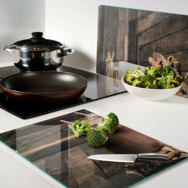 Planche à découper en verre Pots de boissons sur fond de bois