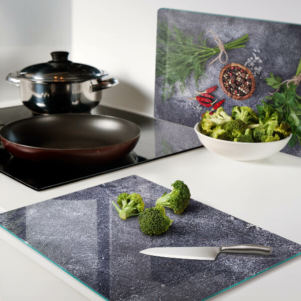 Planche à découper en verre Herbes et épices sur fond de pierre